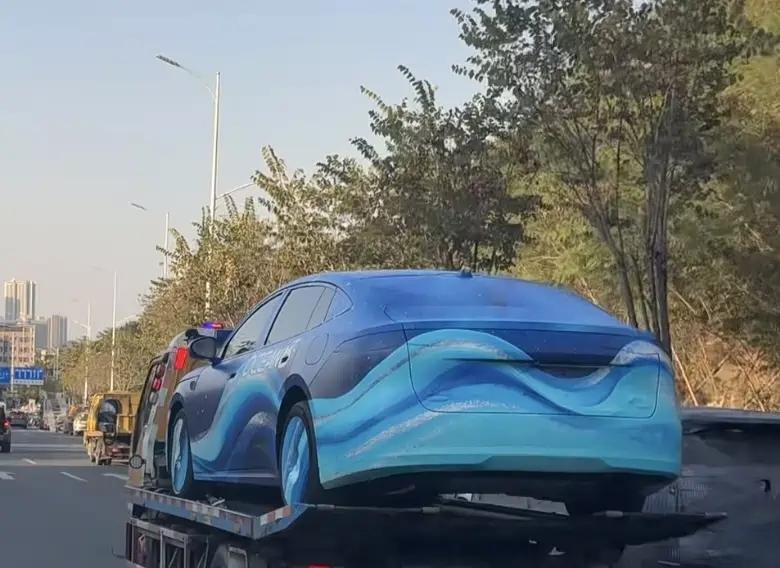 比亚迪海豹08谍照曝光比亚迪海豹08谍照来了，车身盖着海浪纹理伪装衣，印着