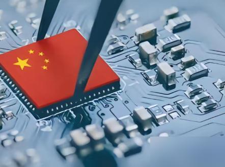 看完中美芯片战的走向，我直接拍大腿叫好！美国联合日荷封中国高端芯片的EUV光刻机