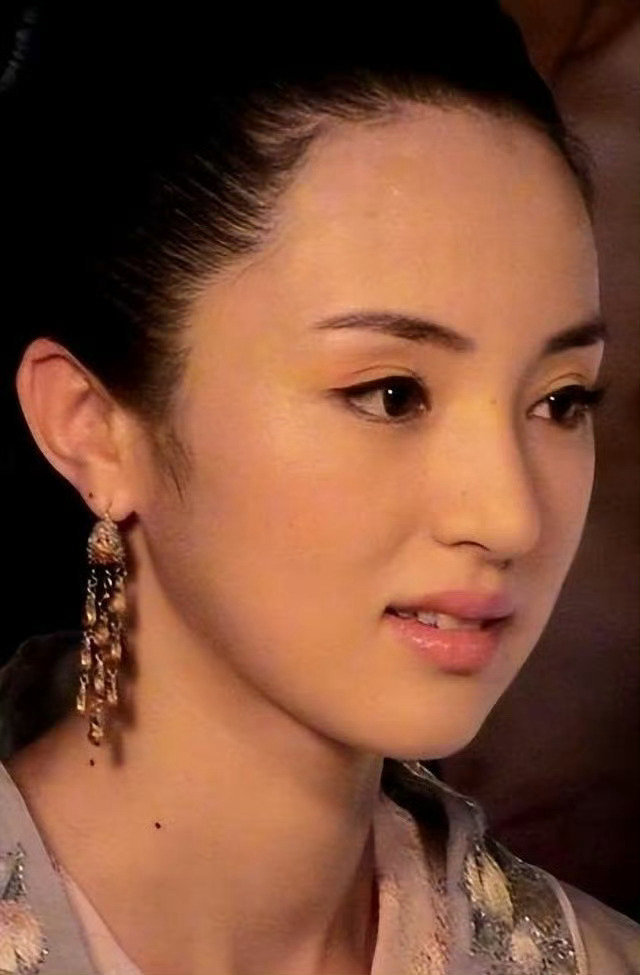 我一直觉得她很像温婉披头发版的泽尻英龙华?​​​