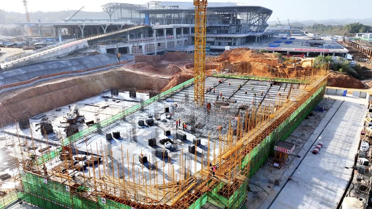 作为长株潭“半小时通勤圈”的核心支撑工程，长沙高铁西站综合客运枢纽正以看得见的速