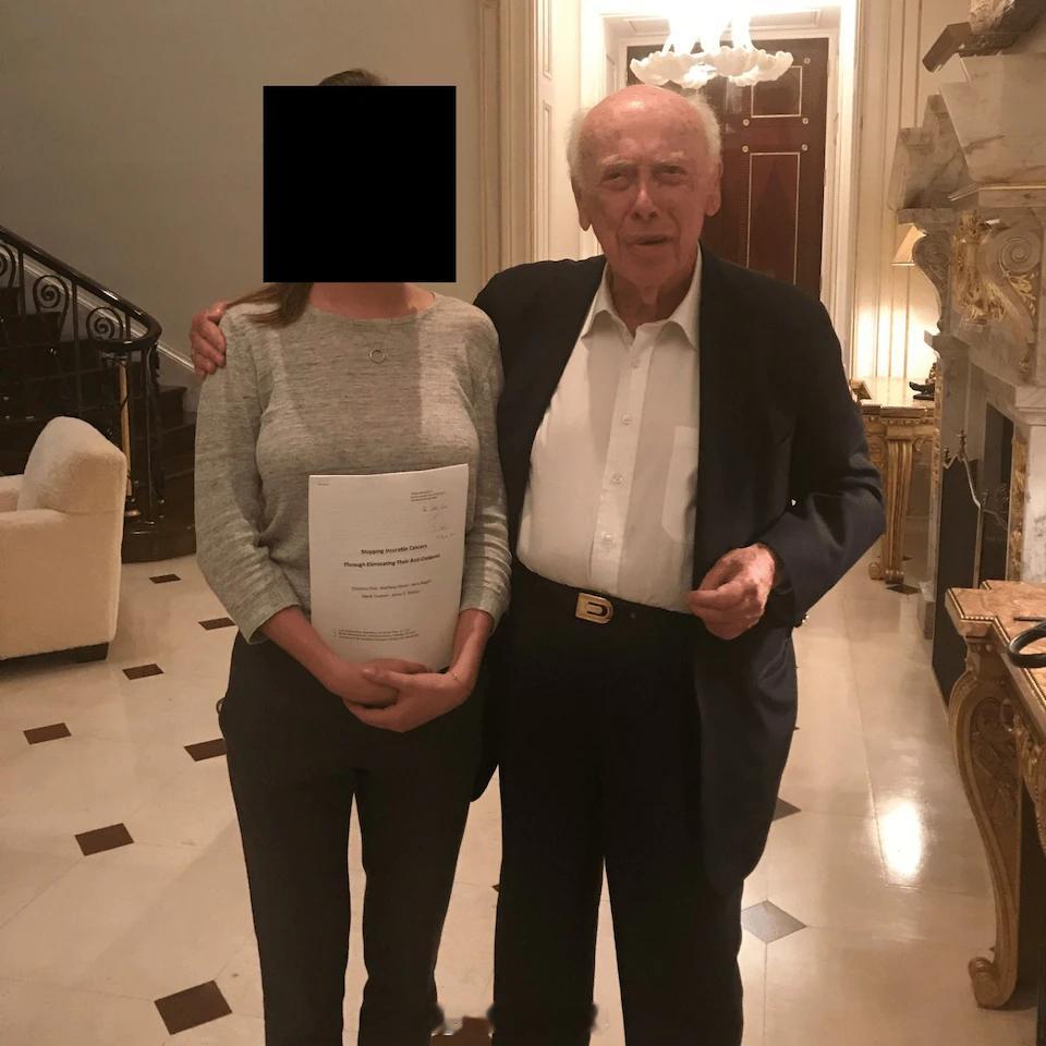 一位曾因发现DNA结构而获得诺贝尔奖的科学家，被新曝光的照片显示曾与多名女性
