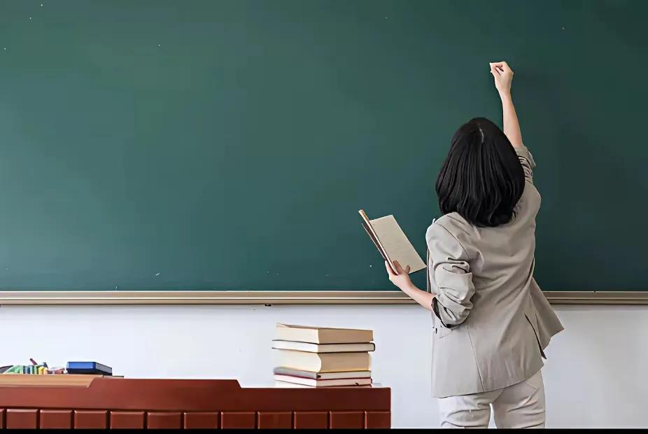 被这个老师感动了，有个宝妈说她闺女班上分到一个智商有问题的孩子，老师给她们每个家