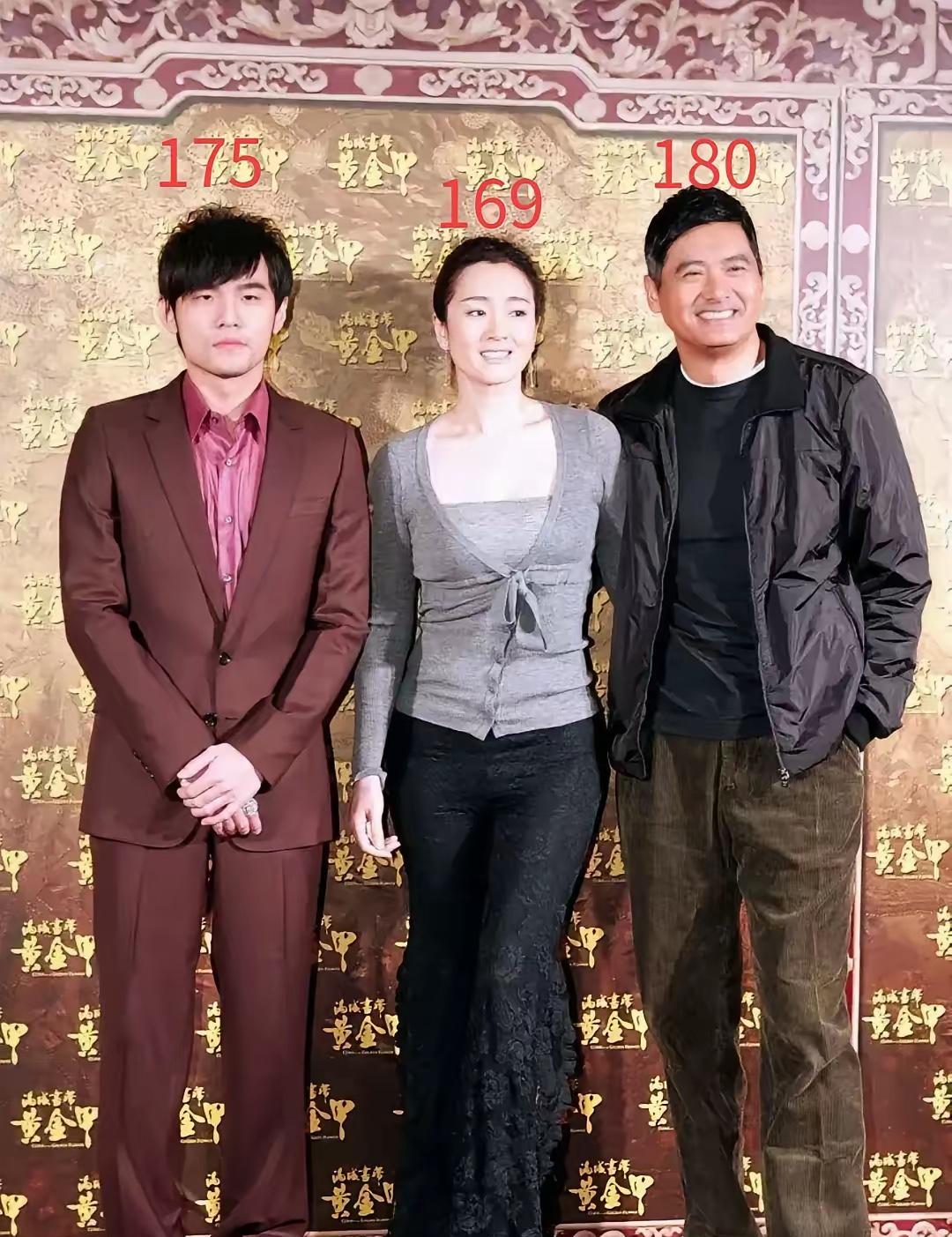 能站在周润发和周杰伦中间这位女士是谁？非常有气质