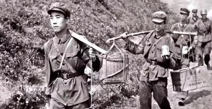 1979年炊事员陶洪礼给前线送饭，路上，他遇到一个越军哨所，因嫌哨所碍事，他对战