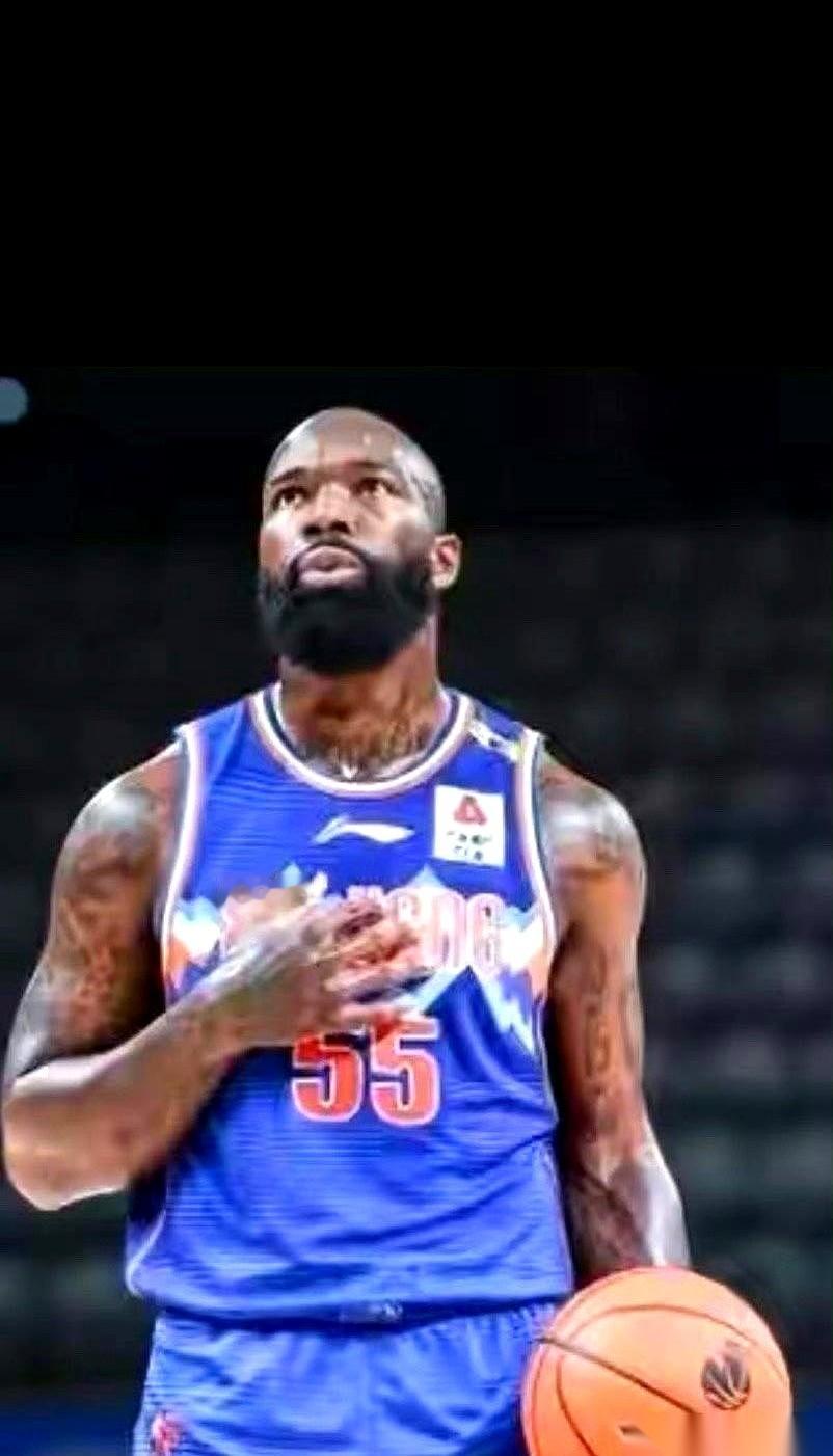 听说琼斯要回来，还要自降薪水。我一下就坐直了。新疆队！邱指导！求求了！别犹豫