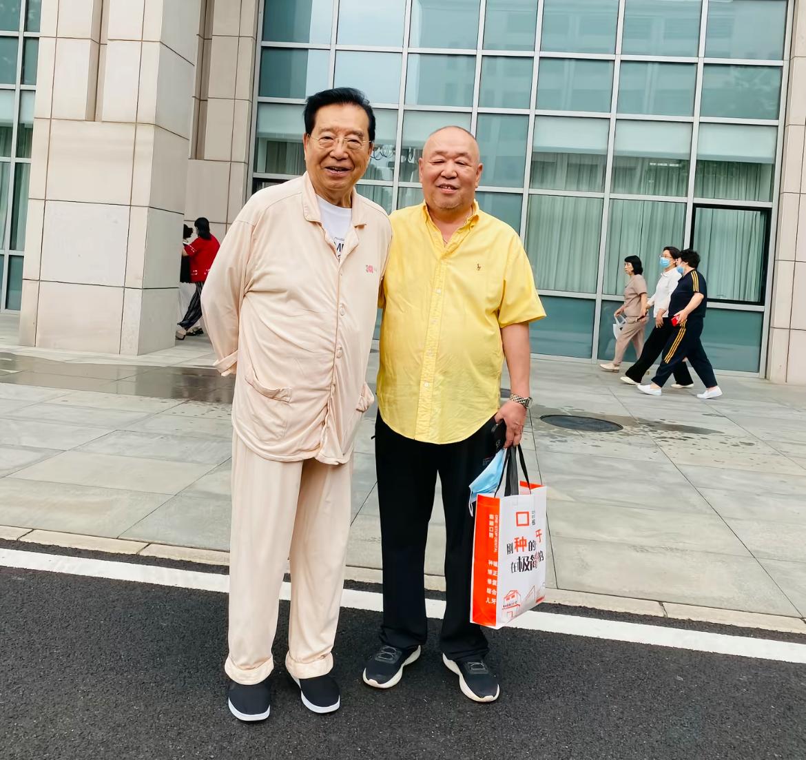 曝87岁著名歌唱家李双江住院疗养。知情人透露是在解放军总医院，而且身处园区的“