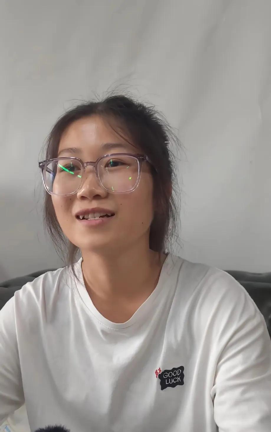 终于看到扁担女孩的正脸了。笑起来两个虎牙超萌，眼神透着股坚定劲，很自信！想起小时
