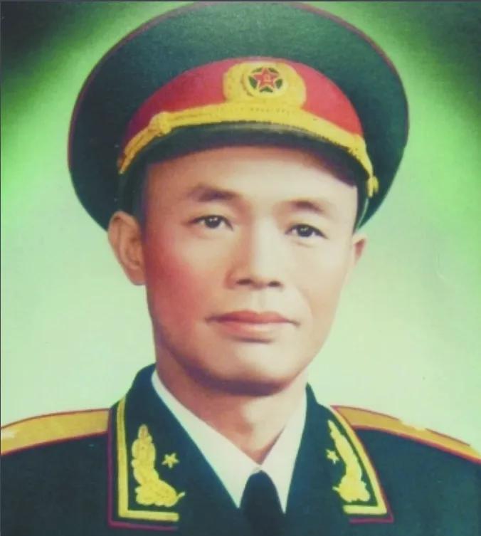 1984年，开国少将钟伟病重。昏睡中，儿子在他耳边轻声问：“爸，1个团对1个团，