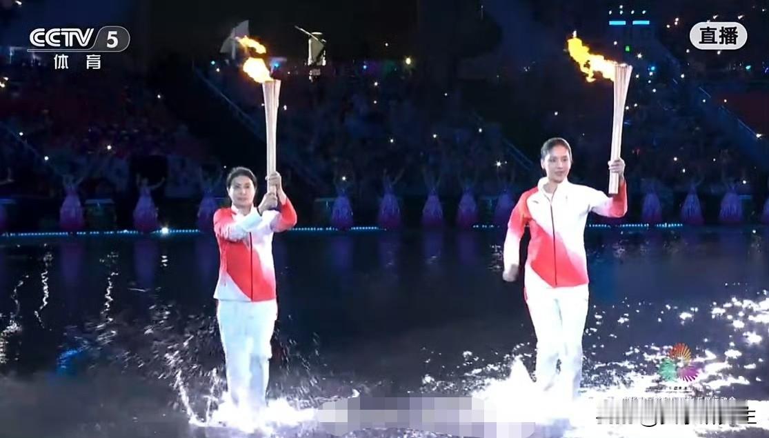 郭晶晶这火炬手当得，让人一看就心里踏实。昨晚全运会开幕式，她跑第三棒，两手