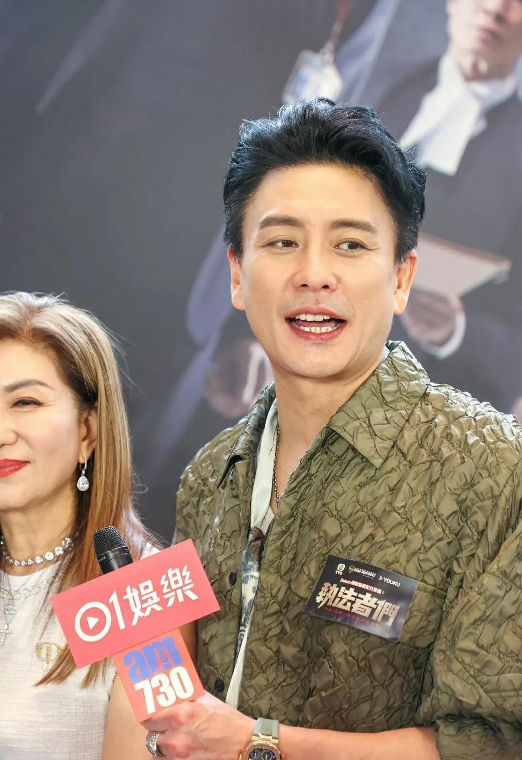 黄宗泽，曾经多么帅的一张脸啊，如今也染上了岁月的痕迹，痕迹还很深——棱角分明的小