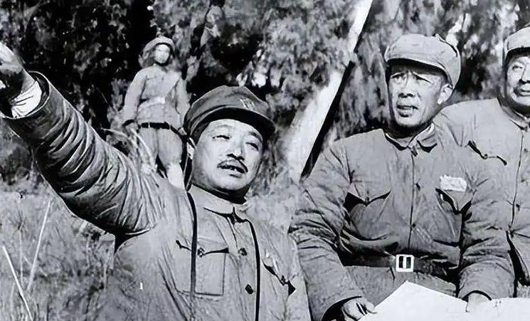 红军长征时，贺龙正率部向贵州进发，突然，天上大批敌机飞来轰炸，眼看部队危在旦夕，