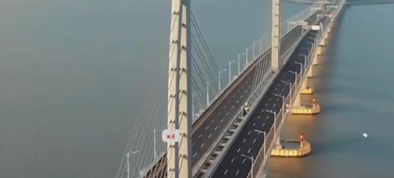 港珠澳大桥堵车了！港珠澳大桥自诞生起便饱受质疑，一些外国专家曾断言这座“世纪工程