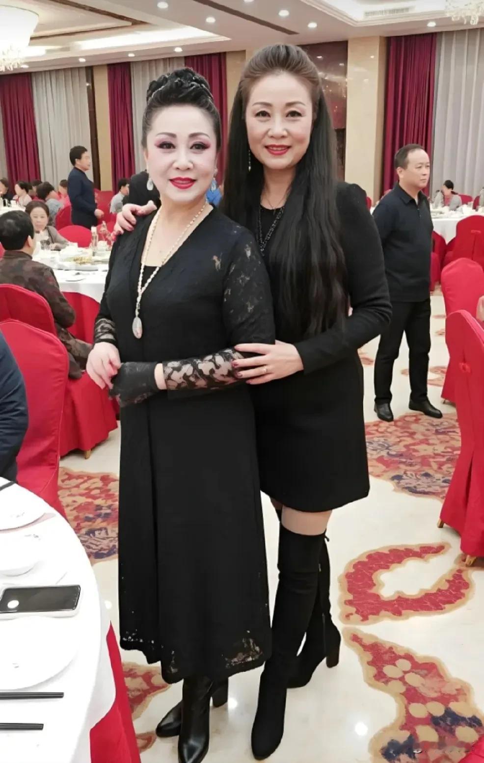 参加朋友婚礼，认真打扮了一下，穿这套衣服，是得体还是太抢戏？