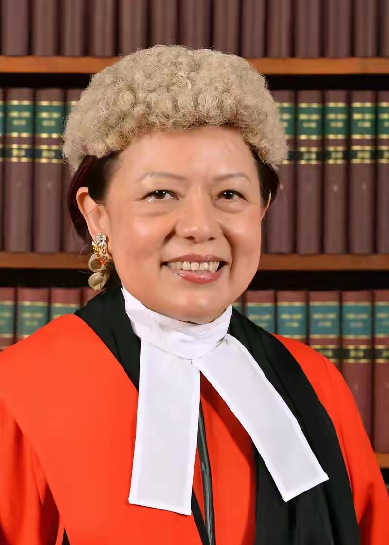 不要吃惊，黎智英就是被图一这群头戴英国假发的香港大法官宣判有罪的，他们中的很多人