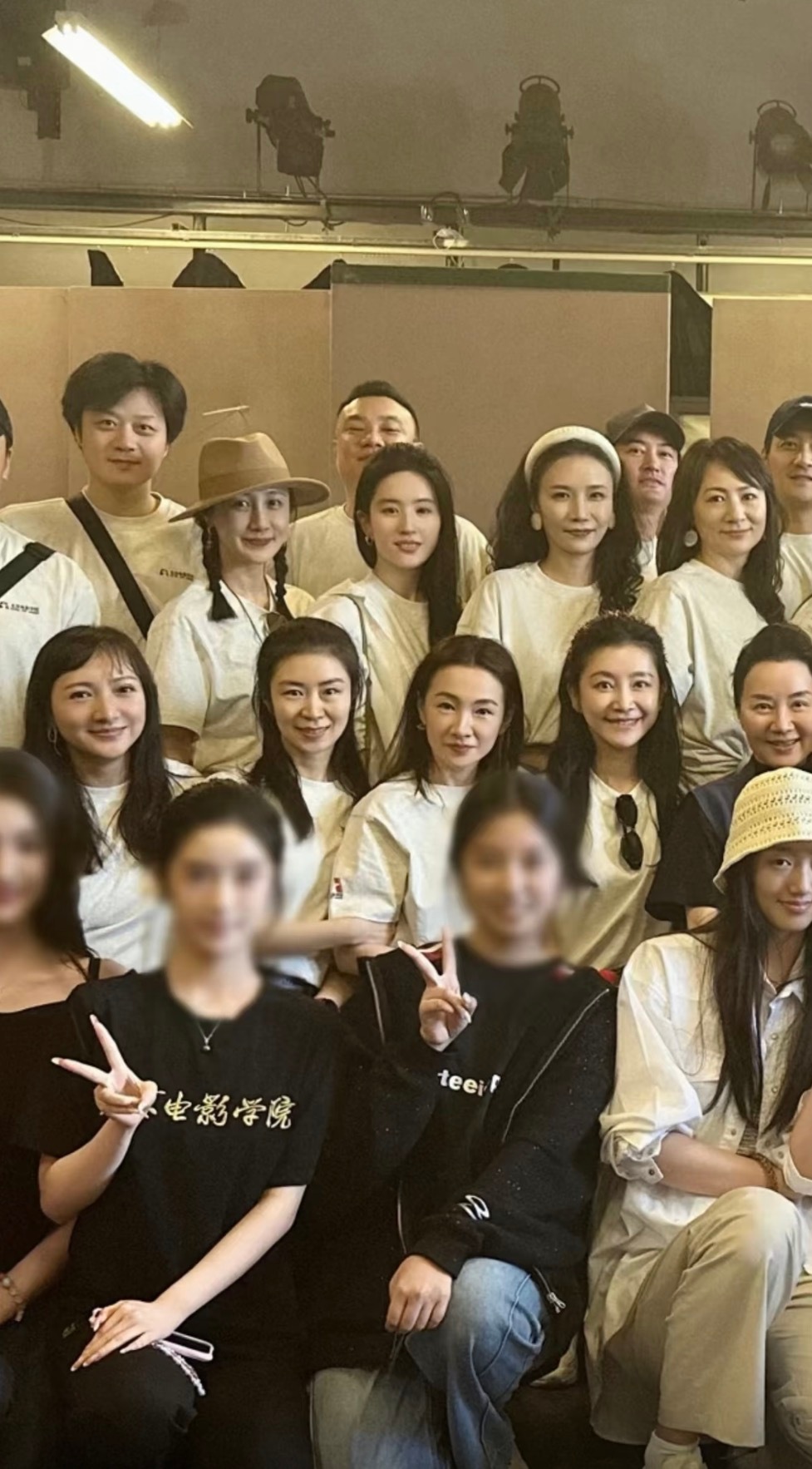 刘亦菲美得好突出刘亦菲不愧是刘亦菲在一众帅哥美女中依旧美得好突出……完全十几年
