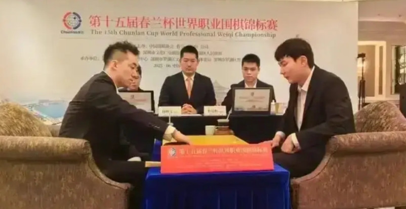 以前，国家队教练说李轩豪是与AI研究棋时间最长的队员。现在，李轩豪自己都说，他