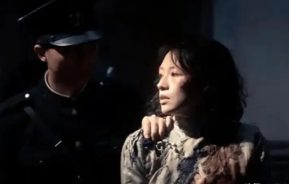 看完了电影《酱园弄》的几点感受，剧透一下：1.明星很多，但是很多人露脸不到一分