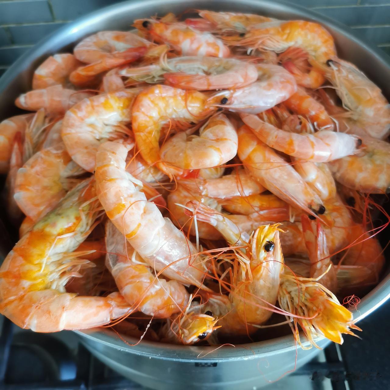 10斤鲜海虾就能烤出不到三斤的虾干。自己做的虾干鲜香味足！8月份，孩子去