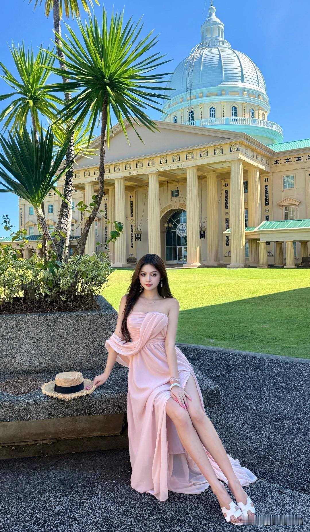 在梦幻的粉色裙摆中，感受古典建筑的浪漫气息。