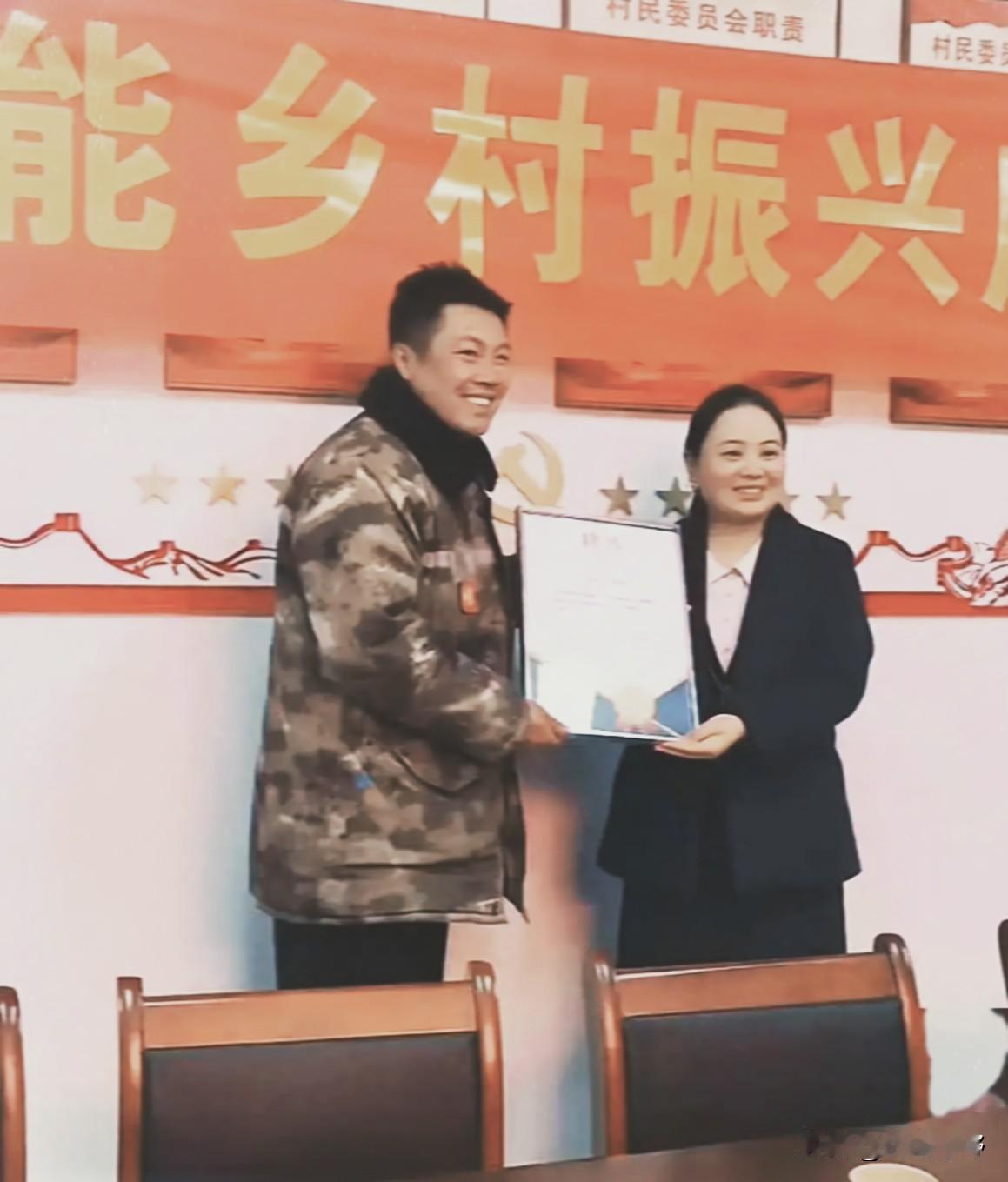 这就挺魔幻的，读到秃顶的硕博还在愁找不到工作，人家吴营村的吴承言，高中都没毕业，