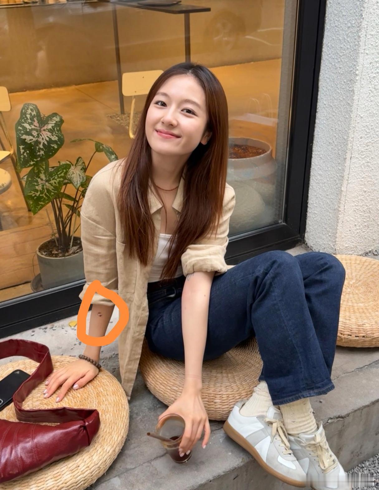 李兰迪右边胳膊的是胎记有网友发现姐姐手臂上有纹身，有网友替姐姐辩解，右边胳膊的是