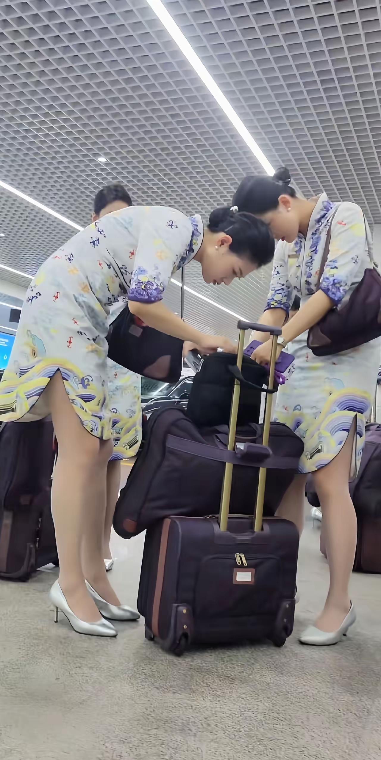 连在登机之前，空姐都要把自己所带的行李包，都要仔细检查好几遍才行，这才突出航空的