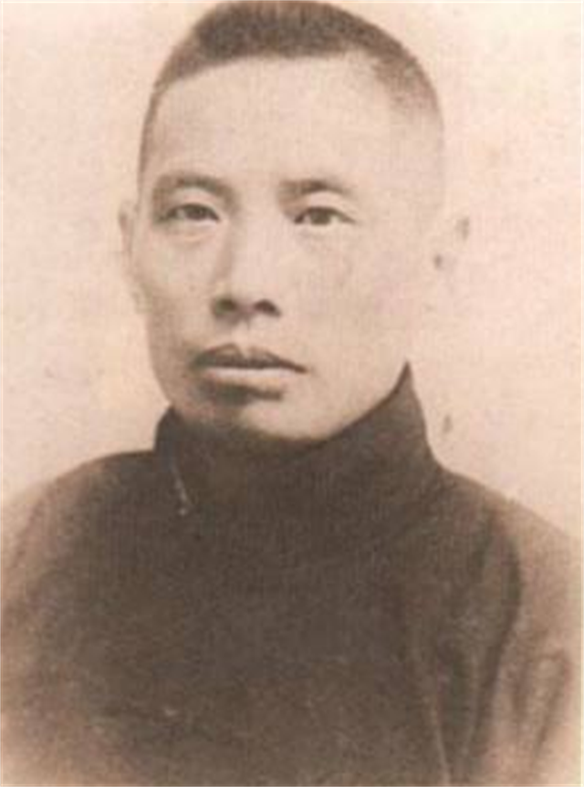 1910年，上海青帮老大给一个实习医生敬酒，问道：“方大夫一个月挣多少？”方大夫