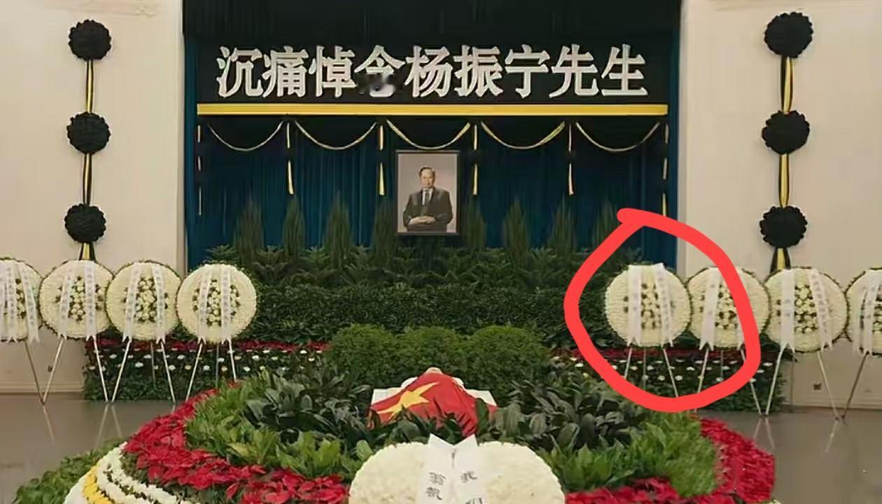 要说这两位现场布置有什么不同，还真没看出来，唯一的差异就是，两边摆放