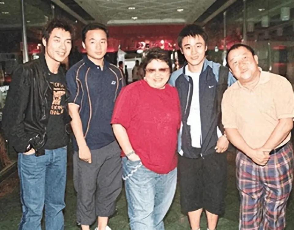 靠着拜把子、认干亲的方式，韩红在圈内的人脉越来广，资源越来越多，地位越来越稳固，