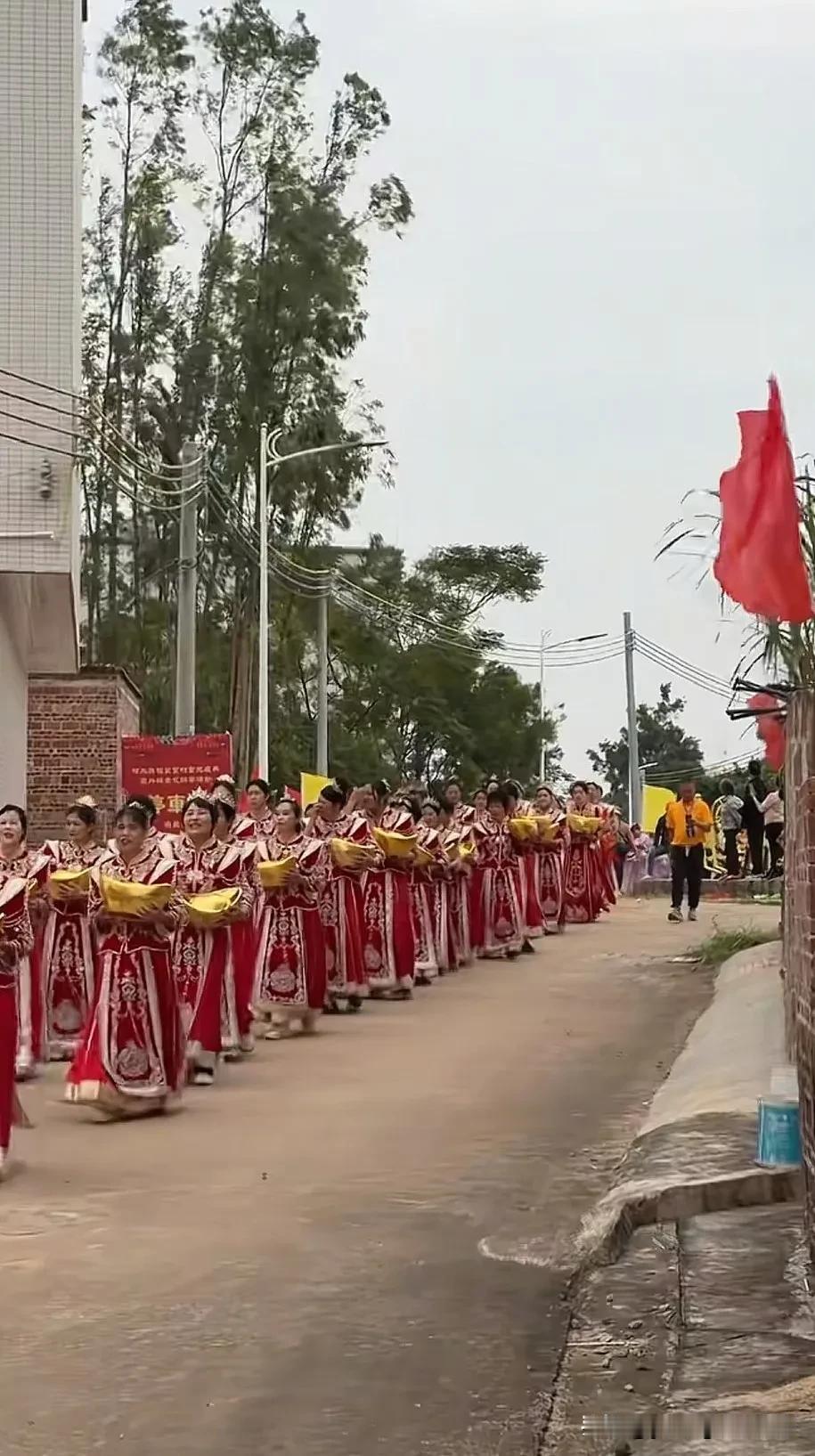 湛江吴川某个乡村又搞起了声势浩大的外嫁女回乡活动。这几年来在湛江吴川这边流行起了