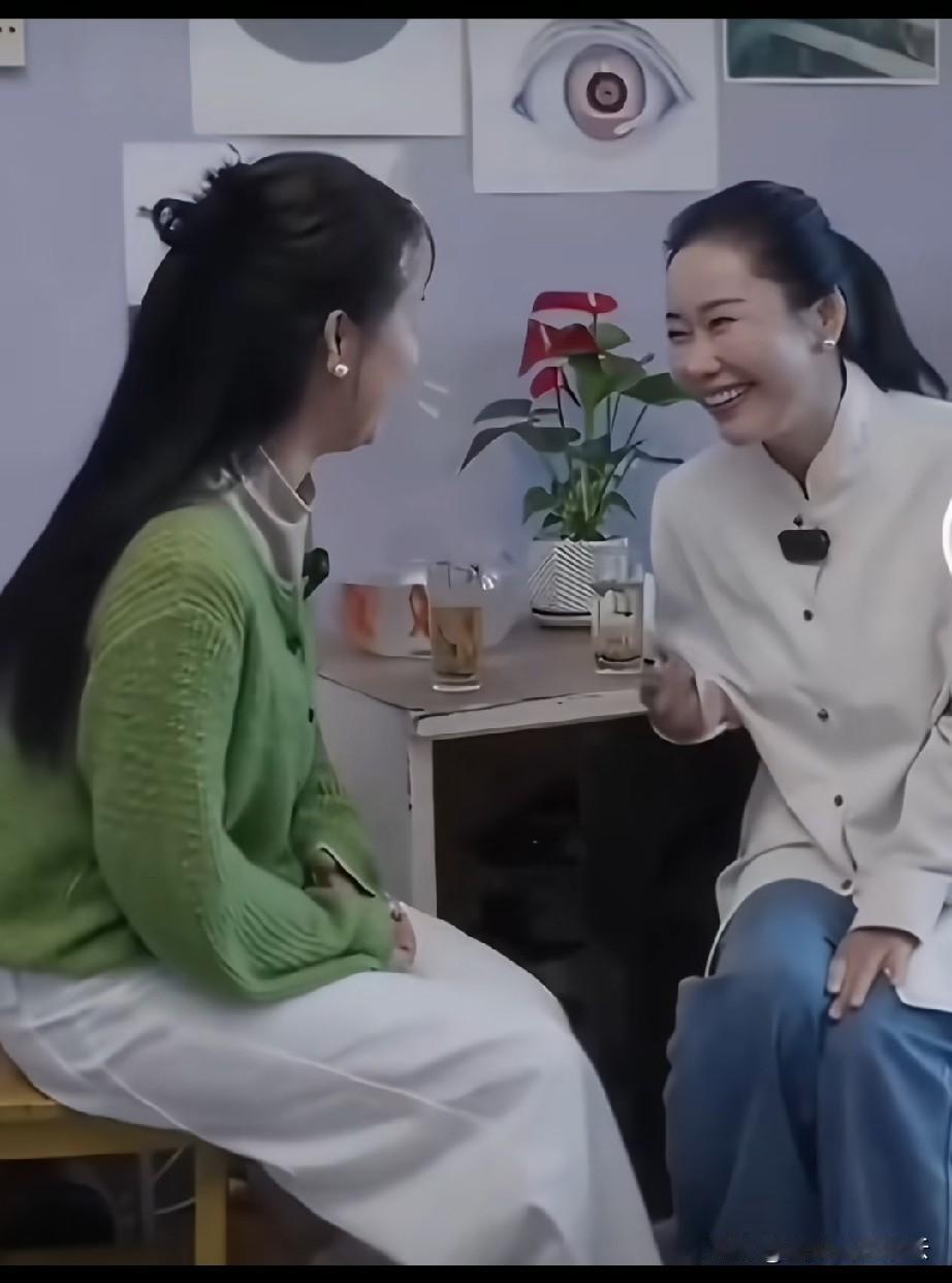 这个女主持是谁？这段采访简直是让人毛骨悚然。女主持人问赵箫泓，你的房东知道这个