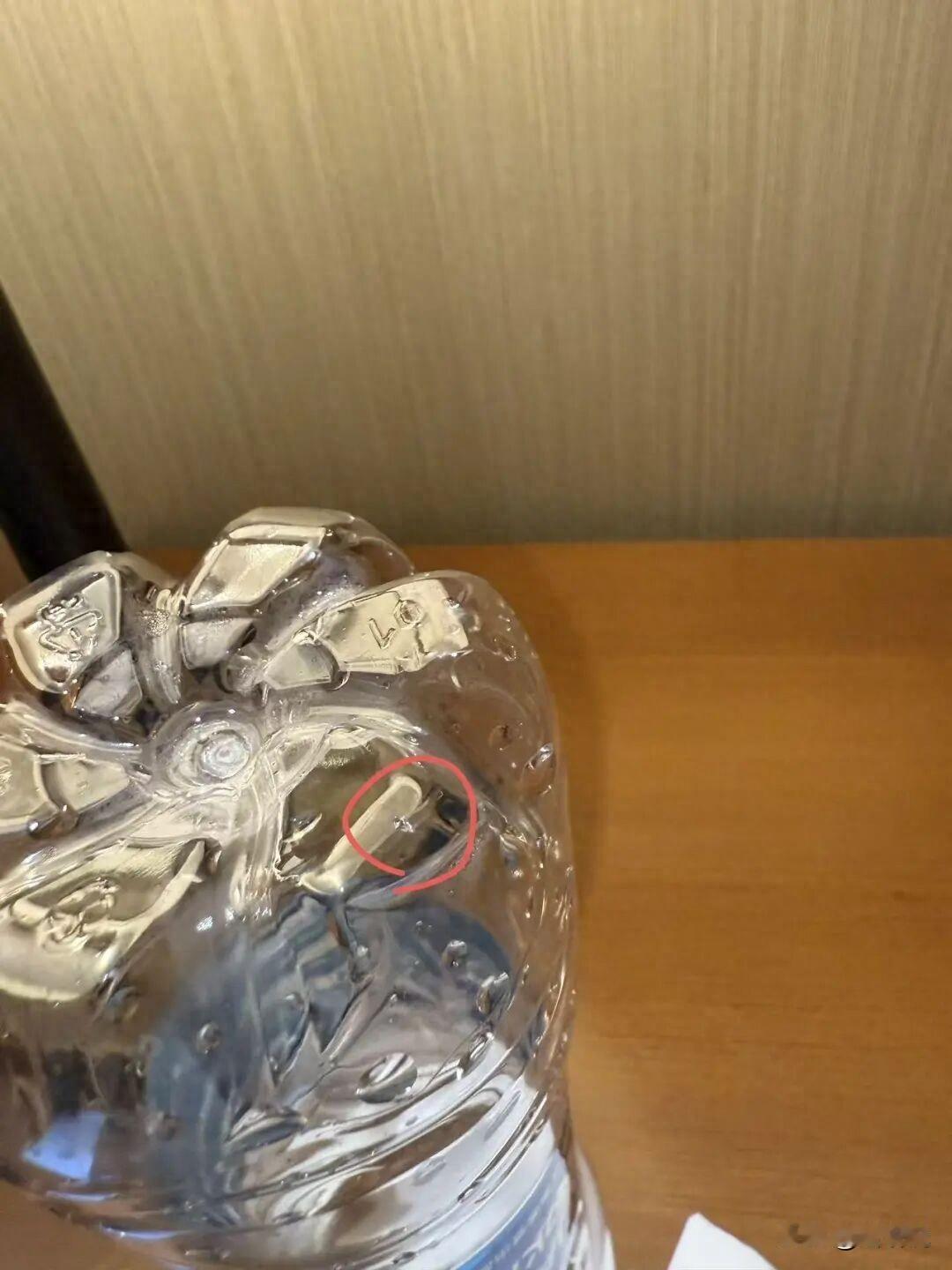 解释不清了！江苏南京，一对情侣去入住酒店，期间口渴就随手拧开一瓶房间里的矿泉水，