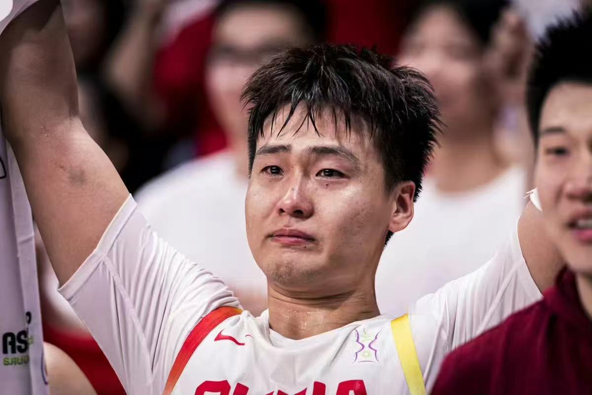 如此男篮，怎能不爱！打韩国，胡金秋眉骨开裂、王俊杰拼到腿抽筋；打新西兰，赵睿下