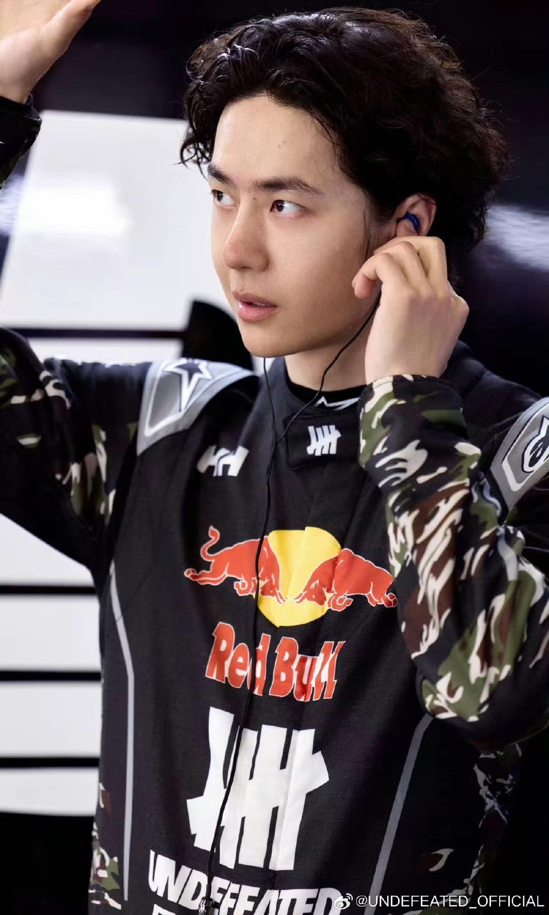 王一博定格瞬间，让男人为之欢呼雀跃，热血沸腾，让女人为之倾心迷恋，魂绕梦牵，让路