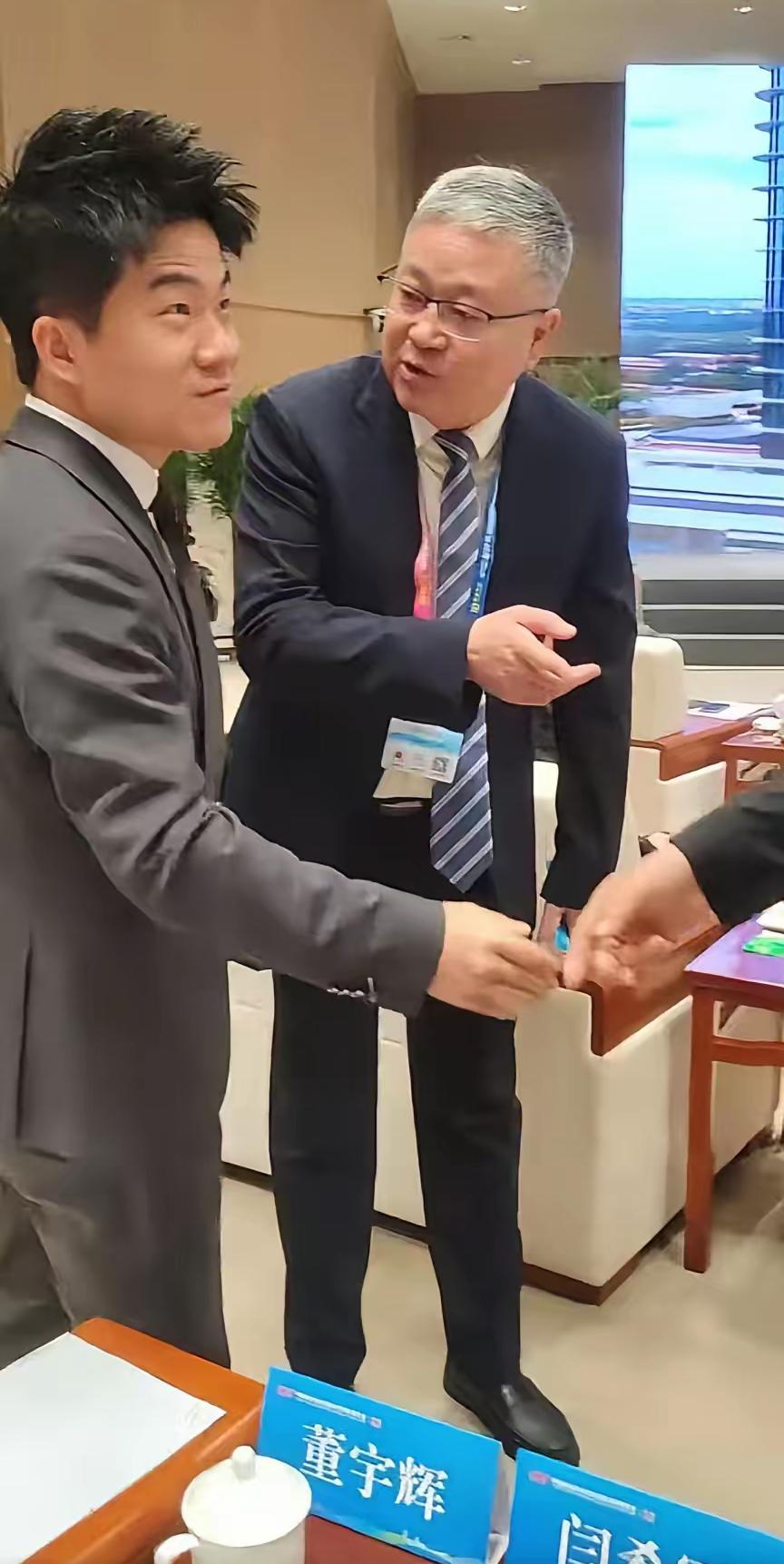 今早陕西杨凌会场的董宇辉，真的让人找不到词夸！自信大方又透着谦卑礼貌，站在农业科