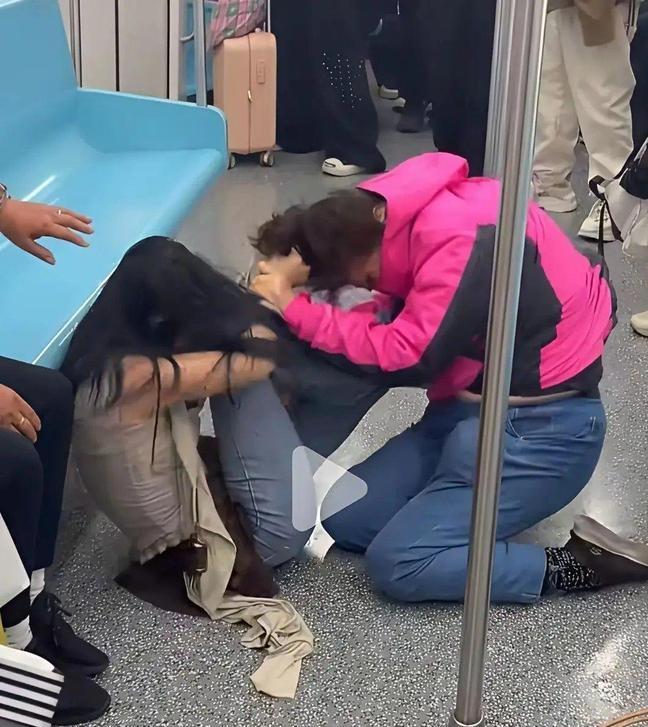 上海地铁32岁女子与66岁老太互殴谁能想到？一个地铁座位竟撕开了当代社会最扎