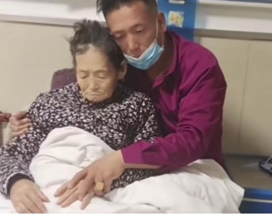 2023年，一名男子照料病重的母亲，因为太过疲惫不小心睡了过去，等他睁开眼时，才