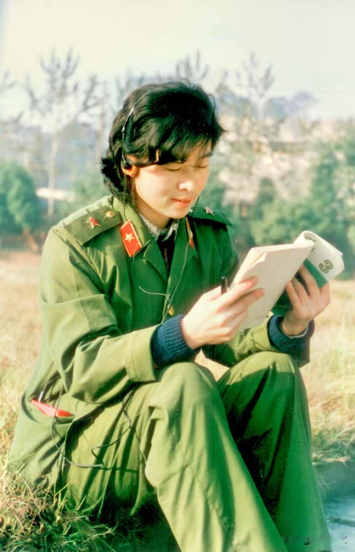 杨杨是杨成武将军的小女儿，1947年出生，1969年3月入伍，先后任南疆军区通信