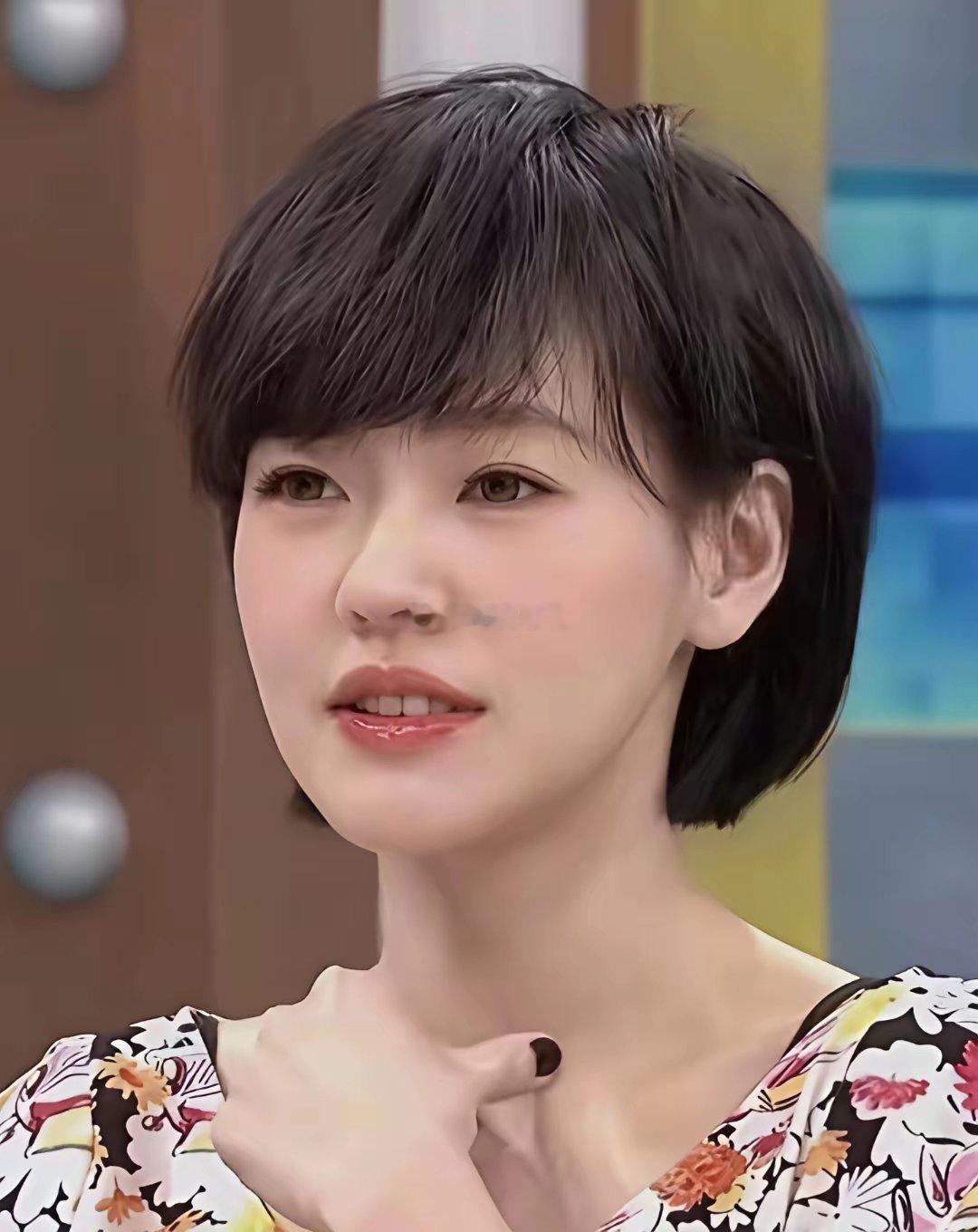 小S特别适合留刘海，短发搭配刘海就是她颜值巅峰