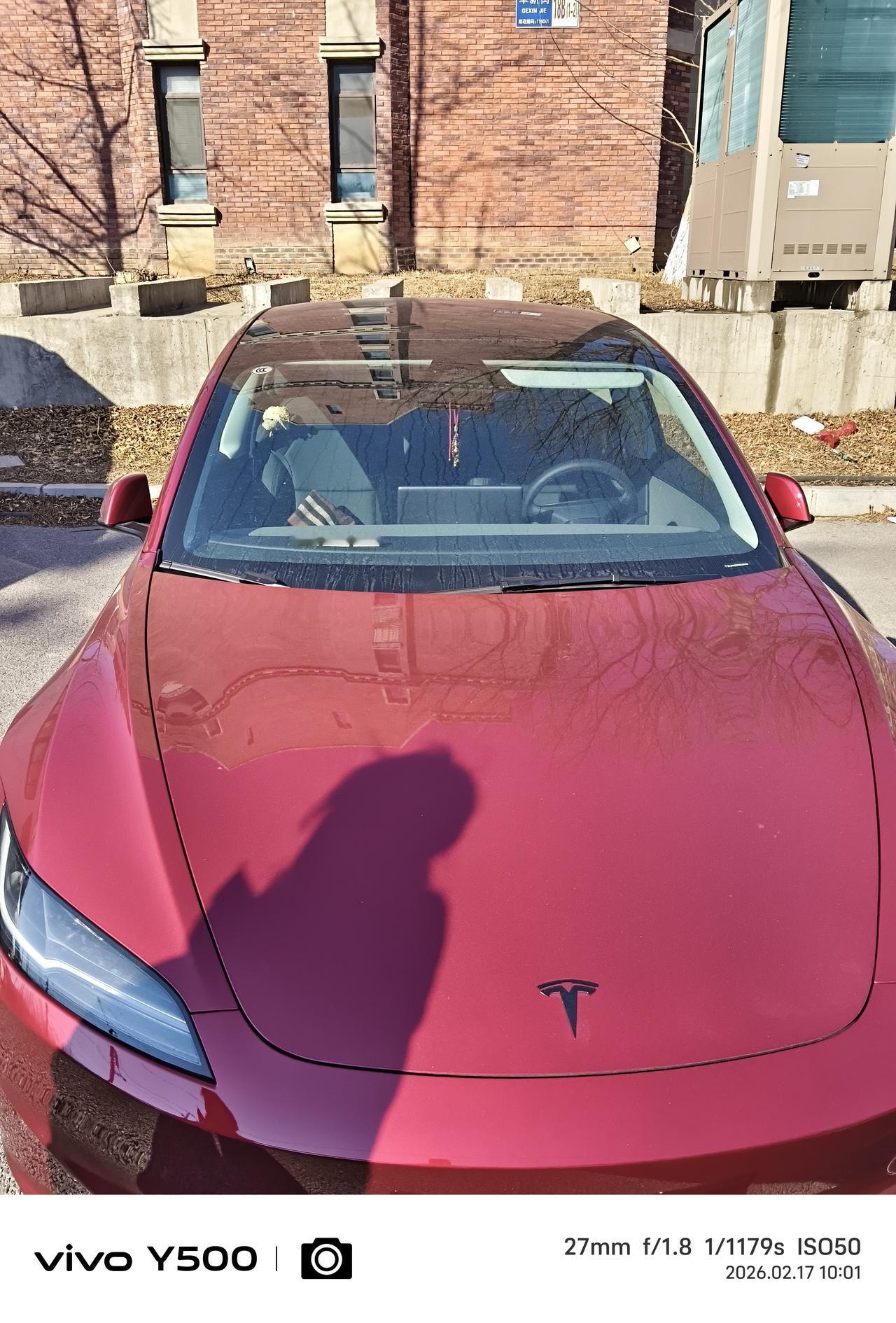 执迷不悟的保安大哥保安老李早晨接班，从监控里发现一辆漂亮的砖红色的