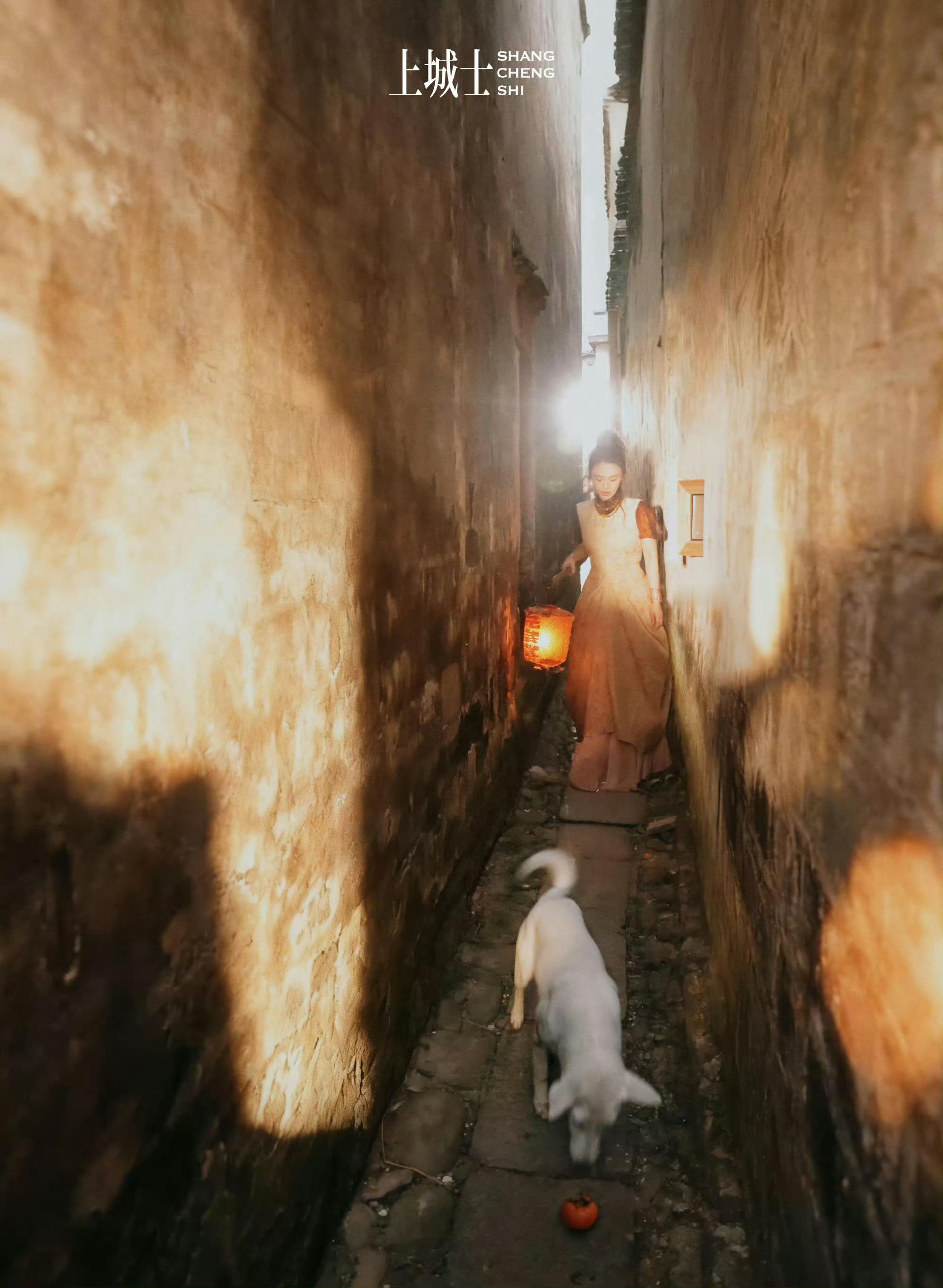 当陈漫的镜头对准马思纯，便有了一场“氛围感与真实感”的双向奔赴。没有过度修图的精