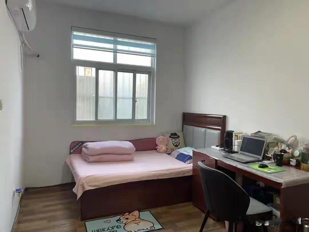 25岁女教师宿舍病亡两天才被发现，校方回应引众怒。一名年轻的女教师，年仅25