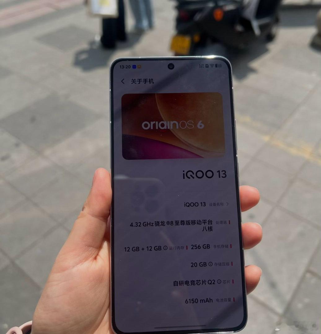 iQOO13纯白款真的长在审美上了✨这颜值谁看了不迷糊！纯白磨砂机身+宝马M
