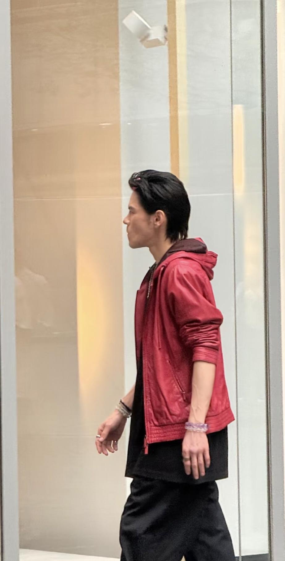 8月27日，向佐现身深圳的万象天地录节目，两只手腕共戴了8个手串，还戴着钻戒，打