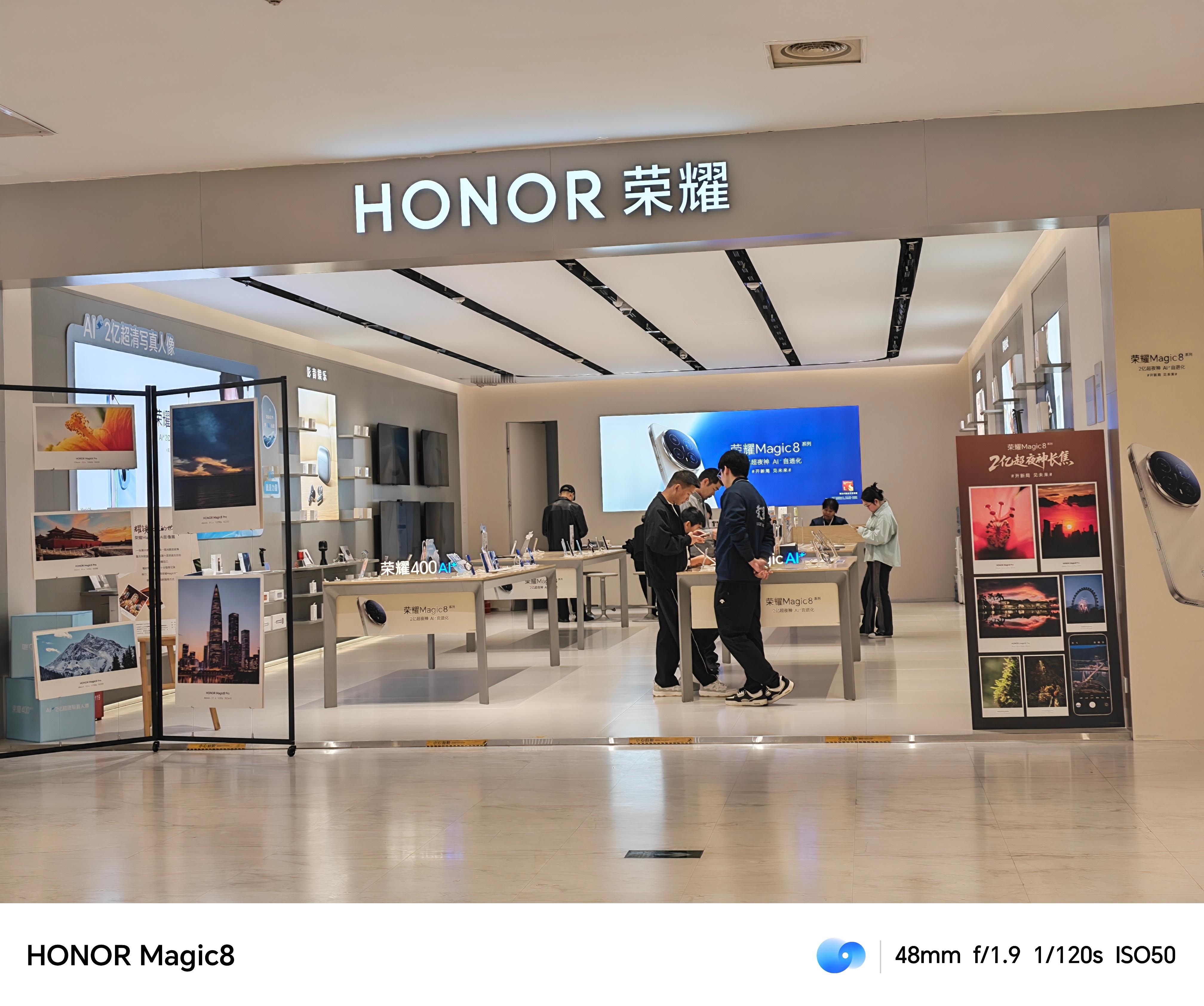 荣耀太自信了，线下门店直接把用荣耀Magic8系列拍的照片做成海报摆出来，2亿