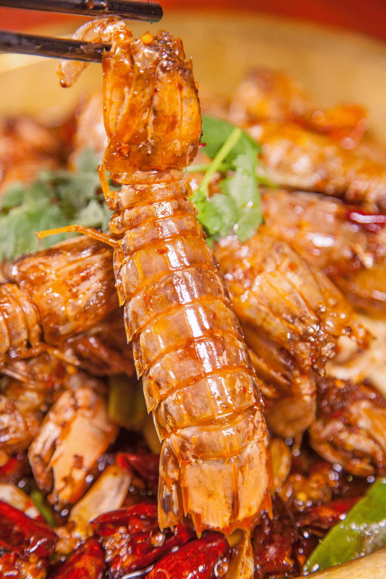 重庆美食，特色麻辣海鲜，这家小店，吃撑了！曼妈爬爬虾家常海鲜美食推荐：1、