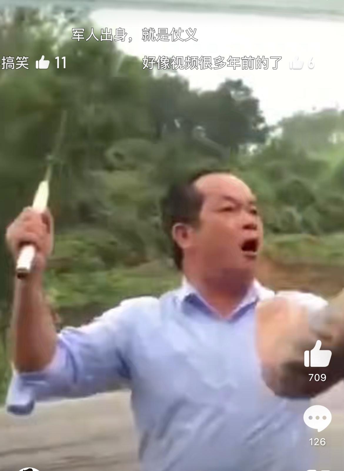 嚣张的东北纹身大哥偷香蕉，见到农民大伯的镰刀秒怂，那不是吃素的。这些社会大哥装腔