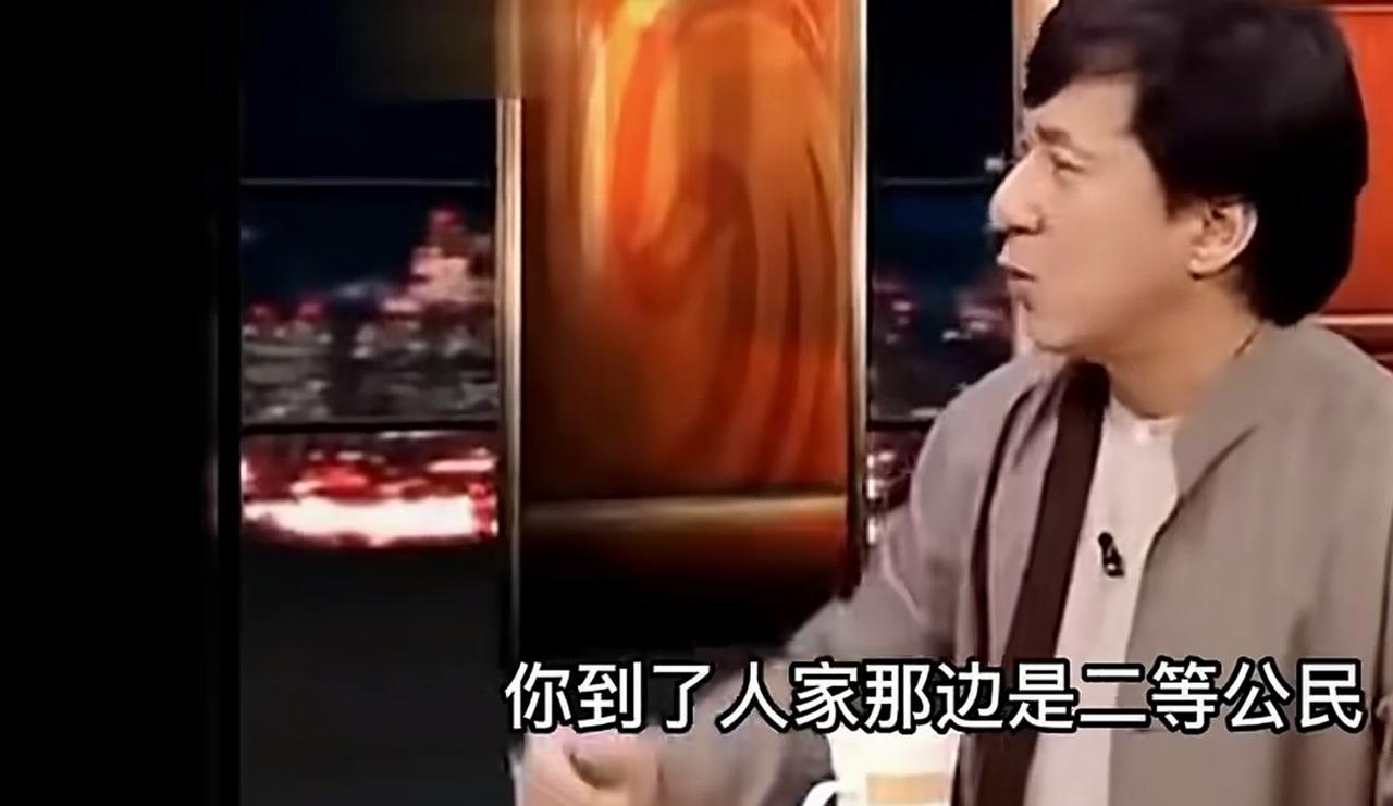 成龙对窦文涛讲，他的许多朋友加入外国籍。他非常痛心的问他们，你们为什么要这么做？