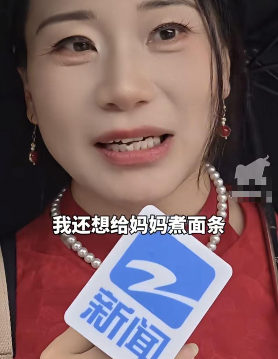 一觉醒来，所有人都沉默了！一名杭州的妈妈，穿着精心准备的红色旗袍，手撑一把雨