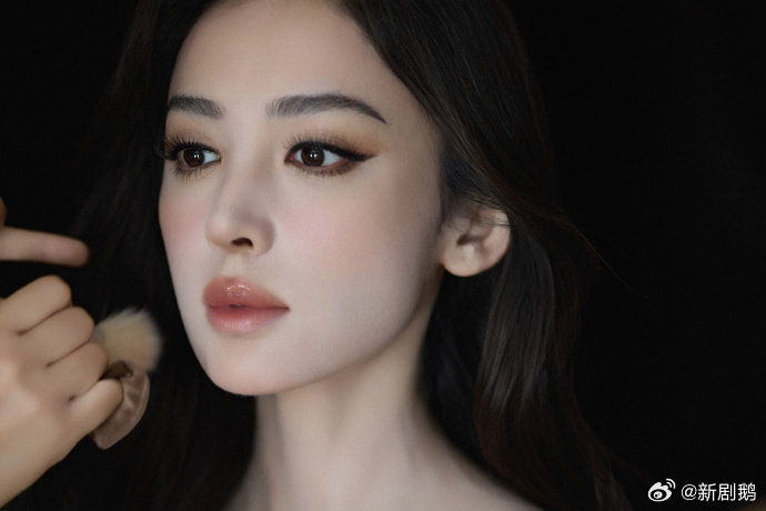 娜扎浓颜系美女娜扎的浓颜是真的抗打！不管什么造型都能hold住，风格多变还不违